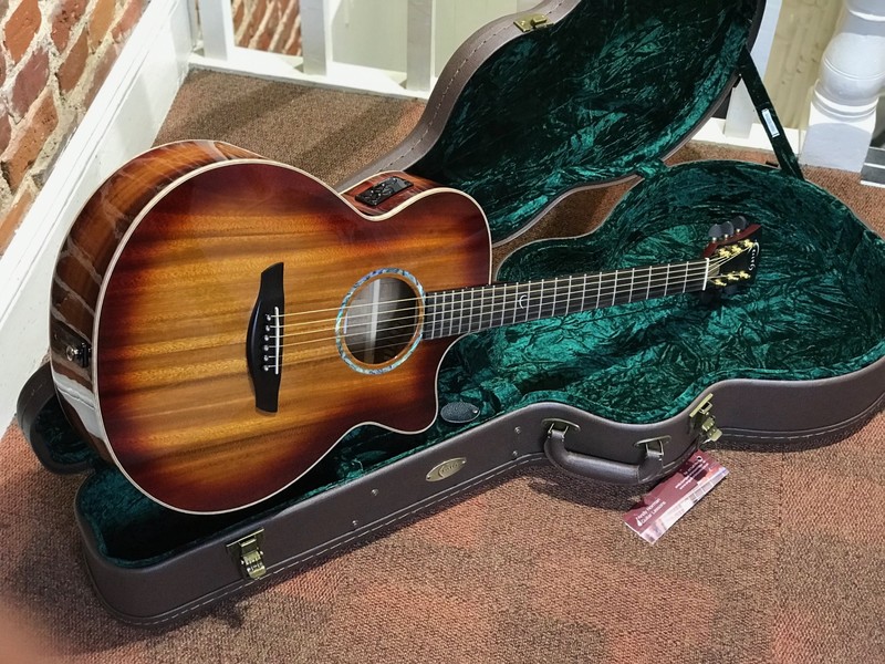 Pre Loved Faith Venus Blood Moon inc Hard Case