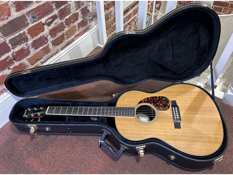 Pre Loved Larrivee L-03R Inc Hard Case
